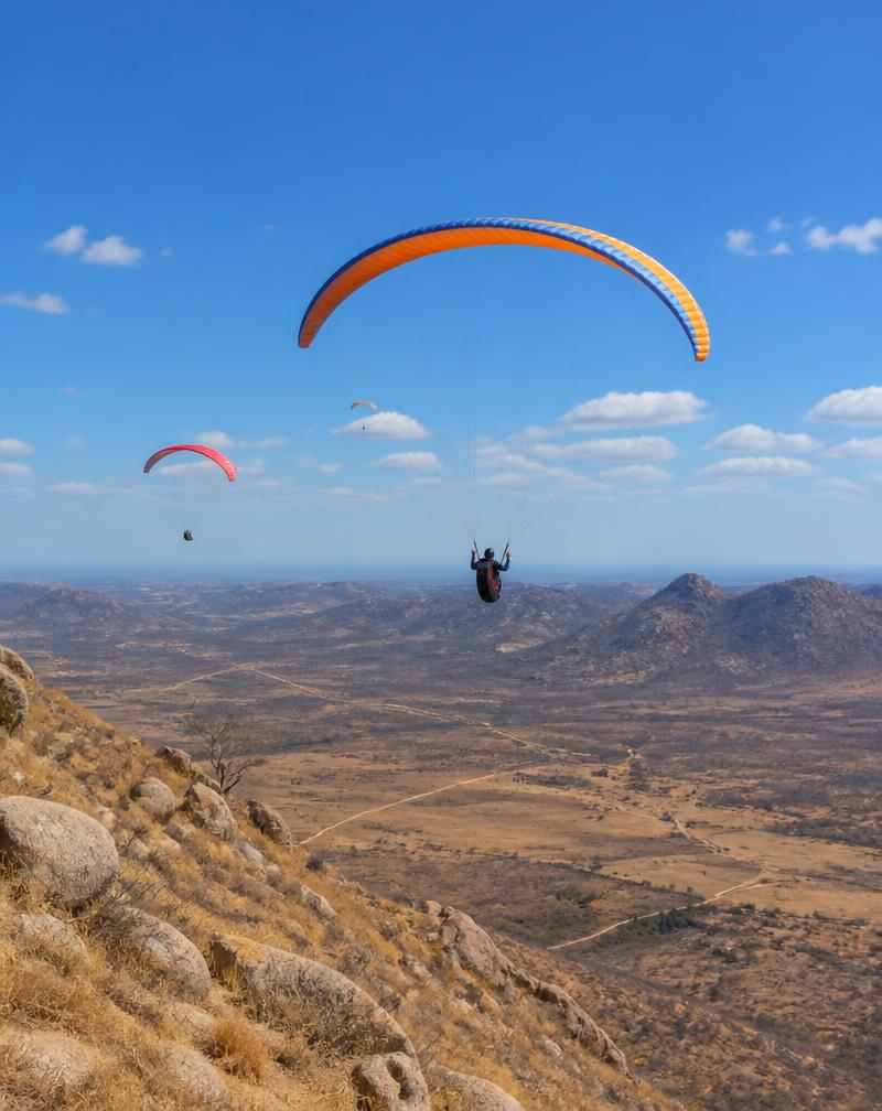 Parapentes sobre a Serra do Lima em Patu